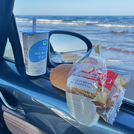 千里浜で食べる朝ご飯の様子